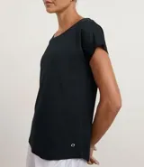 Remera deportiva celeste de microfibra texturizada, con mangas cortas y recortes en los laterales.