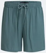 Short de viscosa color verde militar, con cintura elástica, cordón de ajuste y bolsillos laterales y traseros.