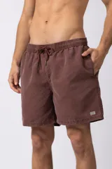Short de baño de corte relajado en color gris azulado con efecto lavado. Cuenta con cintura elastizada con cordón ajustable, bolsillos laterales y una pequeña etiqueta decorativa en el ruedo.