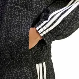Campera deportiva Adidas Originals modelo Firebird con cierre frontal completo, cuello alto y puños elásticos. Presenta un estampado integral de patrón orgánico en tonos oscuros, con las icónicas tres tiras blancas en los hombros y mangas, y el logo del trifolio bordado en el pecho.