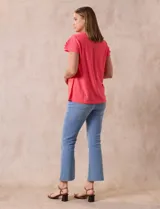 Blusa de tejido pointelle color naranja, con cuello redondo, mangas cortas con sobrecapa y detalle de frunces en el pecho.