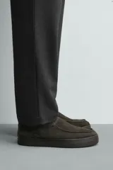 Zapato de cordones con parte superior de piel con acabado en serraje, detalle de bordón en el empeine, horma redonda y suela a contraste.