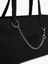 Cartera tipo tote de Tommy Jeans confeccionada en denim de algodón color negro. Presenta un diseño rectangular con asas superiores y una cadena metálica decorativa en el frente. Incluye el logo de la marca bordado en el centro.