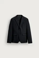 Blazer slim fit de hombre color negro, confeccionado en tejido con viscosa, con cuello de solapas de muesca, cierre frontal con botones y bolsillos con solapa en la cadera.