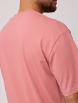 Remera verde agua lisa de corte holgado y mangas cortas.