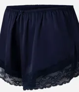 Short de pijama azul marino de satén con acabado brillante y caída fluida, cintura elastizada con moño decorativo y detalles de encaje en los bajos.