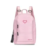 Mochila urbana Las Oreiro color rosado, con diseño de corazón en el frente y logo estampado. Cuenta con dos bolsillos frontales con cierre, correas ajustables y un llavero desmontable negro con logo.