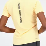 Remera deportiva amarilla de manga corta, confeccionada con tejido de secado rápido NB ICEx y tecnología N-Vent para mayor transpirabilidad.