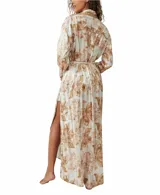 Bata larga de pijama color borgoña con estampado de flores y rayas verticales. Tiene bolsillos laterales, frente abierto y lazo desmontable en la cintura.