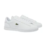 Championes Lacoste modelo Carnaby SET, de diseño minimalista en color blanco. Presentan una silueta clásica de perfil bajo con cierre de cordones, suela de goma al tono y el icónico logo del cocodrilo bordado en el lateral.