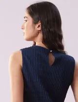 Blusa calada azul, sin mangas, con escote redondo y detalle de crochet.