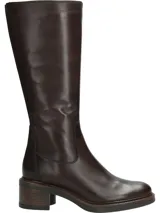Bota de caña alta confeccionada en cuero color marrón oscuro, con punta semi puntiaguda y taco cuadrado de madera. Presenta un diseño minimalista y elegante con cierre lateral interno.