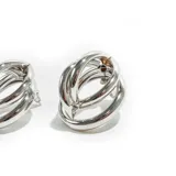 Aros plateados con diseño de tres aros entrelazados.