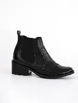 Botín Chelsea de cuero color bordó, con elástico lateral negro y taco bajo cuadrado.