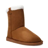 Botas tipo ugg de caña media, confeccionadas en material sintético imitación gamuza color marrón, con interior forrado en piel sintética blanca y suela de goma plana.