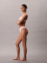 Colaless color rosa claro de microfibra suave y elástica, con logo Calvin Klein en relieve en la cintura.