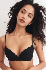 Soutien super push-up negro con aros, copas superacolchadas y breteles ajustables. El exterior está confeccionado en encaje floral.
