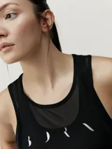 Musculosa deportiva color borgoña, con logo estampado en el pecho y espalda de malla.