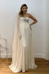 Vestido largo de novia en gasa color blanco marfil, con escote corazón, breteles finos y detalles de plata y tul con bordado en el corpiño.