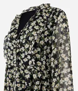 Vestido corto de chiffon negro con estampado de flores blancas y amarillas, escote en V, mangas largas abullonadas y volados en el busto.