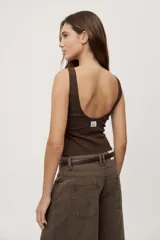 Body blanco de algodón y elastano con textura acanalada, escote redondo amplio y breteles anchos, de calce ajustado al cuerpo.
