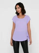 Camiseta básica negra de manga corta, con cuello redondo y diseño de espalda más larga.