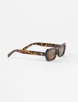 Lentes de sol geométricos con montura angular de carey y cristales marrones.