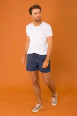 Short de baño azul marino con estampado de flores celestes, cintura elástica regulable con cordón y bolsillos laterales.