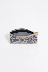 Monedero Bimba y Lola con estampado animal print en tonos verde, negro y rosa. Tiene cierre con cremallera dorada, logo de la marca en dorado y tarjetero interior.