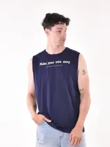Musculosa azul oscuro con cuello redondo y sisas amplias. Estampa frontal con la frase "Make your own story" y "Don't let anyone hold the reins of your life".