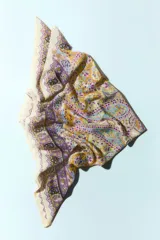 Pañuelo cuadrado grande con diseño estampado tipo paisley en tonos lila, amarillo, celeste y violeta, con bordes decorados.