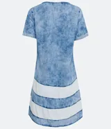 Vestido corto de jeans celeste marmolado, con cuello redondo y mangas cortas con dobladillo. Presenta tres franjas horizontales blancas en la parte inferior. Marca Marfinno.