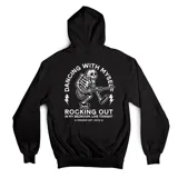 Campera con capucha de algodón color negro, con diseño estampado en la espalda que muestra un esqueleto tocando una guitarra y la frase 'Dancing with myself'.