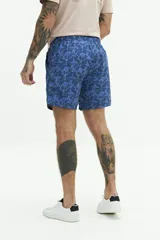 Short de baño con estampado floral en tonos azules, cintura elástica con cordón ajustable, bolsillos laterales y bolsillo trasero.