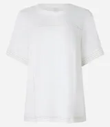 Blusa fucsia de viscosa con cuello redondo y mangas cortas. Presenta costuras contrastantes en el frente y los hombros.