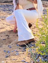 Pantalón de jean blanco, tiro alto, corte oxford y con lycra.