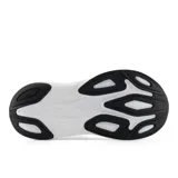 Championes New Balance More V6 color crema con logo blanco en el lateral, ideales para running.