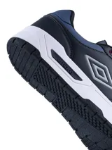 Championes urbanos Umbro modelo Milo-High, color azul marino con detalles en gris y suela blanca. Presentan el logo de la marca en el lateral y en la entresuela, con cordones al tono.