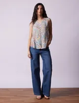 Blusa sin mangas de gasa estampada, marca Zac & Rachel. Escote en V, abertura central con botones y ruedo con volado.