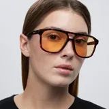 Gafas de sol con montura aviador carey y lentes amarillas.