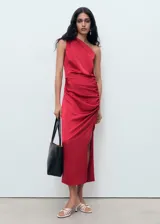 Vestido midi de satén rojo, con diseño asimétrico de un solo hombro, fruncido lateral, tajo pronunciado en un lateral y cierre de cremallera.