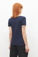 Remera de manga corta color azul marino, con escote amplio tipo barco o redondeado.