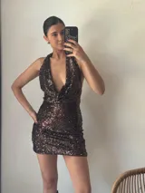 Minivestido de fiesta con lentejuelas color chocolate, escote halter y espalda descubierta.