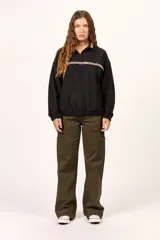 Buzo canguro Billabong color negro de manga larga, con cuello mao y diseño holgado. Cuenta con el logotipo de la marca estampado en la espalda.