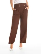 Pantalón de vestir color marrón, de corte wide leg y tiro alto. Presenta una cintura ancha con detalles de hebillas y botones decorativos en tono dorado, además de bolsillos laterales funcionales.