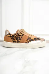 Zapatillas bajas de cuero con estampado animal print, detalles en cuero color marrón y puntera metalizada dorada.