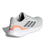 Championes de running Adidas Runfalcon 5, de color gris claro con detalles en gris oscuro y naranja. Presentan capellada de malla transpirable, cordones tono sobre tono, y entresuela Cloudfoam para mayor amortiguación.