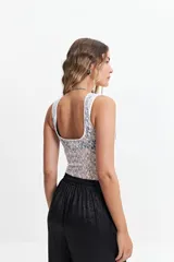 Body negro de encaje con escote recto, sin mangas y espalda descubierta.