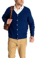 Cardigan de hombre tejido en 100% cashmere, con cuello en V y cierre frontal de botones. Presenta un diseño de tejido liso y puños acanalados.