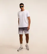 Bermuda deportiva masculina, color gris con efecto degradado a blanco en la parte inferior. Posee cintura elástica con cordón de ajuste interno y forro de malla.